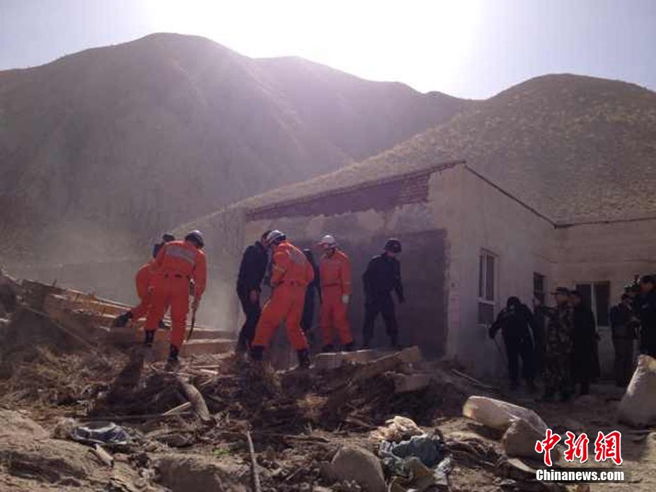 烈日下的军垦新篇：官兵菜地里的汗水与收获